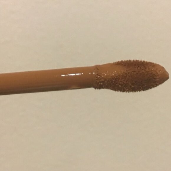Vanish™ Airbrush Concealer in shade UMBER - Picture 2 of 3
